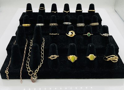 Lot 1077 - A group of 9ct gold and yellow metal jewellery,...