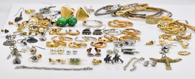 Lot 1089 - A large collection of earrings and other...