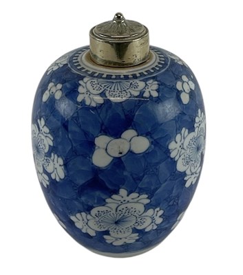 Lot 402 - An early 20th century Chinese blue and white...