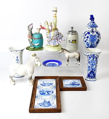 Lot 250 - A mixed lot of ceramics to include a modern...