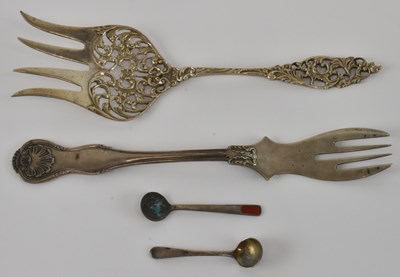 Lot 452 - An 833 grade silver fish serving fork with...