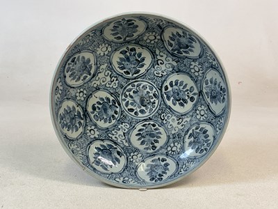 Lot 24 - A Chinese late Ming blue and white...