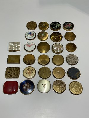 Lot 179 - Twenty-eight vintage compacts, mainly Stratton.