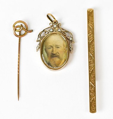 Lot 1121 - A 9ct yellow gold tie clip with engraved...