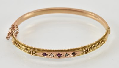 Lot 571 - A 9ct yellow gold diamond and garnet set...