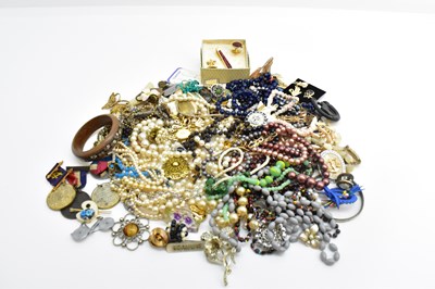 Lot 1128 - Various items of costume jewellery,...
