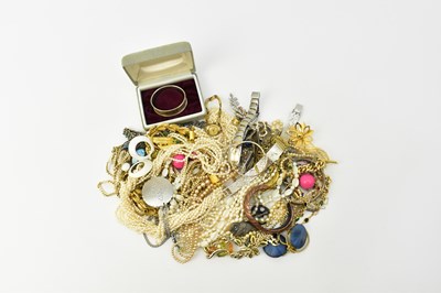 Lot 1134 - Various items of costume jewellery, including...