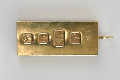 Lot 527 - A 9ct gold ingot necklace pendant, length...