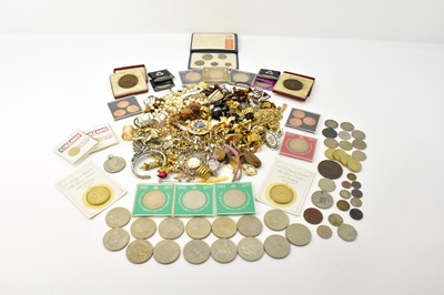 Lot 1129 - A collectors' lot containing various items of...