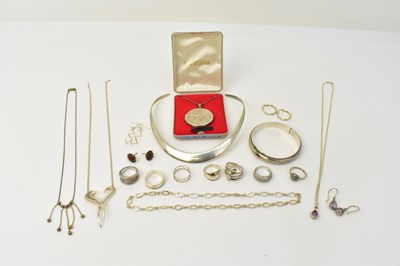 Lot 1130 - Various items of hallmarked silver jewellery...