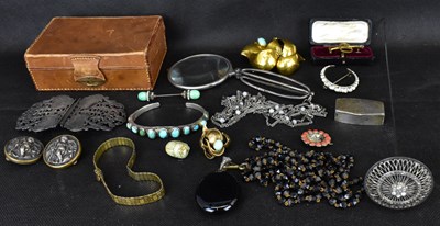 Lot 1245 - Various items of vintage and antique costume...