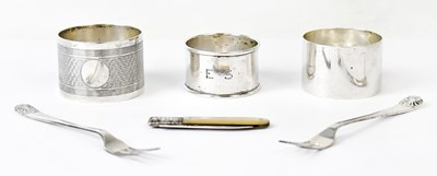 Lot 964 - A small mixed lot of silver comprising three...