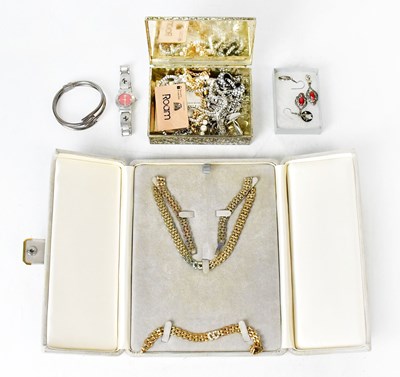 Lot 1135 - A small collection of costume jewellery...