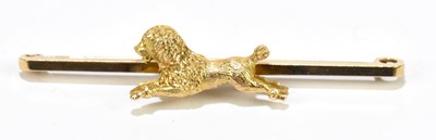 Lot 506 - A 9ct yellow gold bar brooch featuring a...