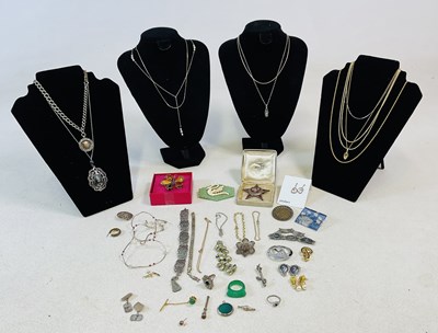 Lot 952 - A small collection of costume jewellery...