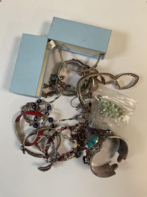 Lot 962 - A collection of silver and white metal...