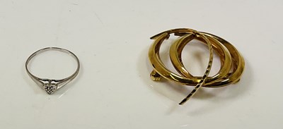 Lot 977 - A 9ct gold swirl brooch and a 9ct white gold...
