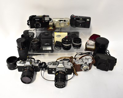 Lot 693 - A collection of cameras and accessories to...