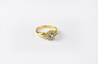 Lot 1009 - An 18ct gold cluster ring set with topaz and...