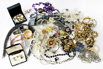 Lot 1137 - A quantity of vintage and modern costume...