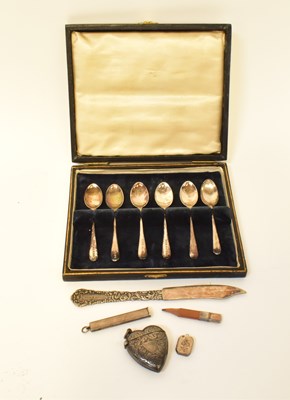 Lot 923 - Various items of hallmarked silver, comprising...