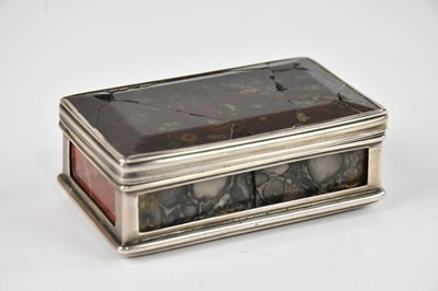 Lot 555 - A Georgian silver and agate rectangular snuff...