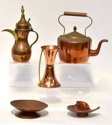 Lot 689 - A small quantity of various metalware to...