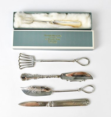 Lot 946 - A small mixed lot of silver to include butter...