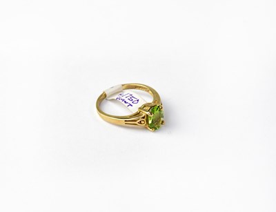 Lot 1051 - A 9ct gold ring set with peridot, stamped 375,...
