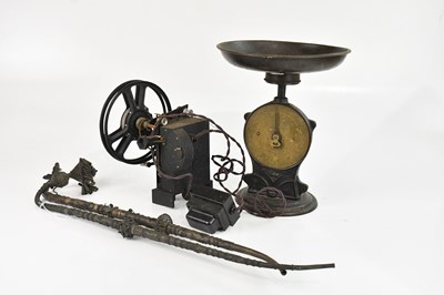 Lot 318 - An assortment of collectors' items including...