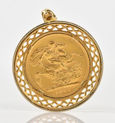 Lot 582 - A Victorian full sovereign, 1901, old head,...