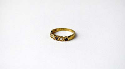 Lot 1062 - A 9ct ring set with three alternating...