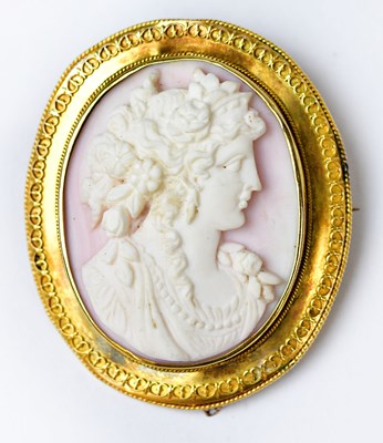 Lot 1092 - A large oval cameo brooch depicting a...