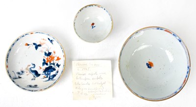 Lot 137 - A Chinese porcelain bowl, painted in the Imari...