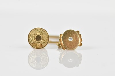 Lot 534 - A 9ct yellow gold shirt stud with engine...