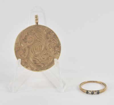 Lot 1172 - A 9ct yellow gold circular locket pendant,...