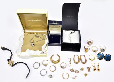 Lot 1616 - A small selection of costume jewellery to...