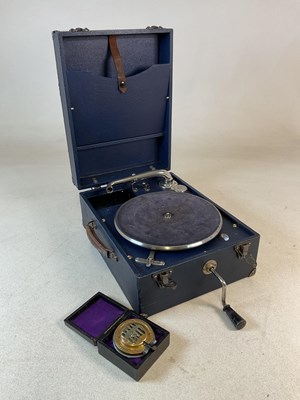 Lot 2372 - A New Universe gramophone with turning handle...