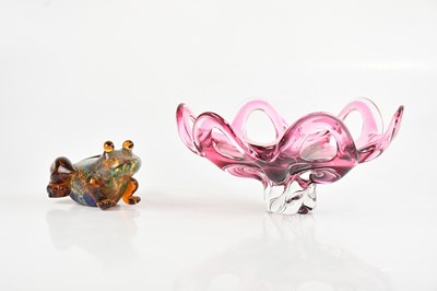 Lot 1364 - A decorative pink glass fruit bowl, diameter...