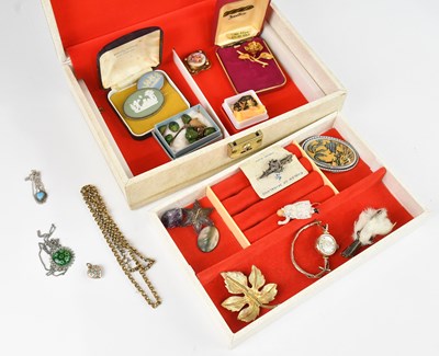 Lot 1067 - A small collection of costume jewellery,...
