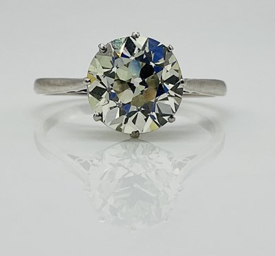Lot 571 - A white metal diamond solitaire ring, the...