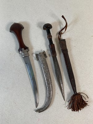 Lot 354 - A late 19th/early 20th century khanjar dagger,...