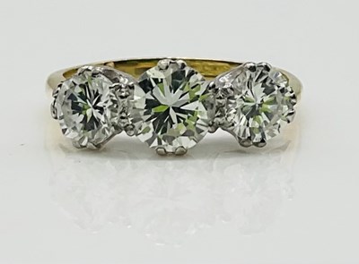 Lot 561 - An 18ct yellow gold white metal tipped three...