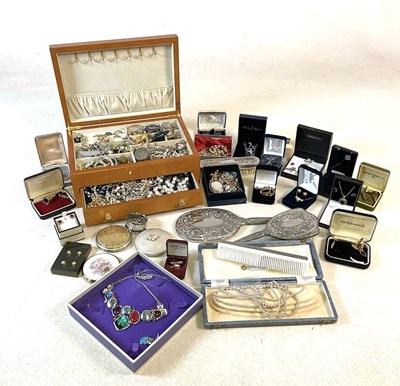 Lot 994 - A large collection of costume jewellery...
