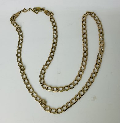 Lot 1002 - A 9ct yellow gold curb link chain with safety...