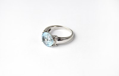 Lot 1049 - A contemporary Glenn Lehrer 'TorusRing' 9ct...