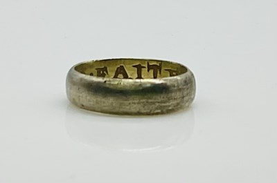 Lot 980 - A 17th century white metal posy ring, with...