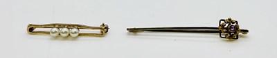 Lot 981 - A 9ct yellow gold seed pearl set brooch,...