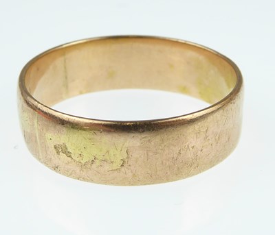 Lot 1078 - A 9ct rose gold wedding band, size P, approx. 3g.