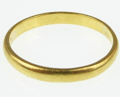 Lot 989 - A 22ct gold wedding band, size Q, approx. 3g.